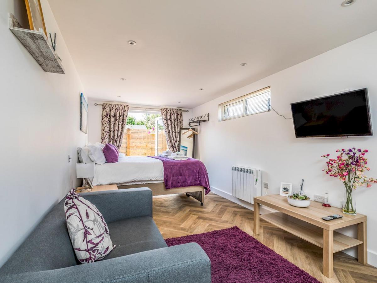 Pass The Keys Charming Chalet A Stones Throw From The Beach Chichester Kültér fotó
