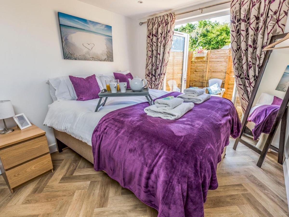 Pass The Keys Charming Chalet A Stones Throw From The Beach Chichester Kültér fotó