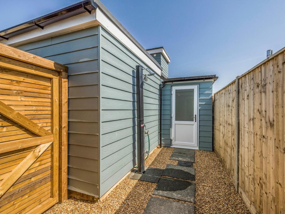 Pass The Keys Charming Chalet A Stones Throw From The Beach Chichester Kültér fotó
