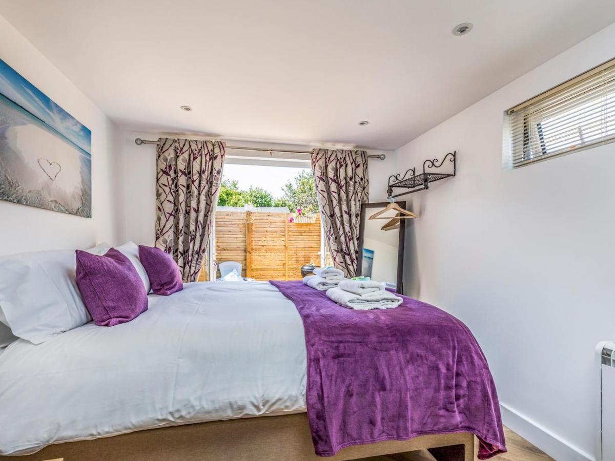Pass The Keys Charming Chalet A Stones Throw From The Beach Chichester Kültér fotó