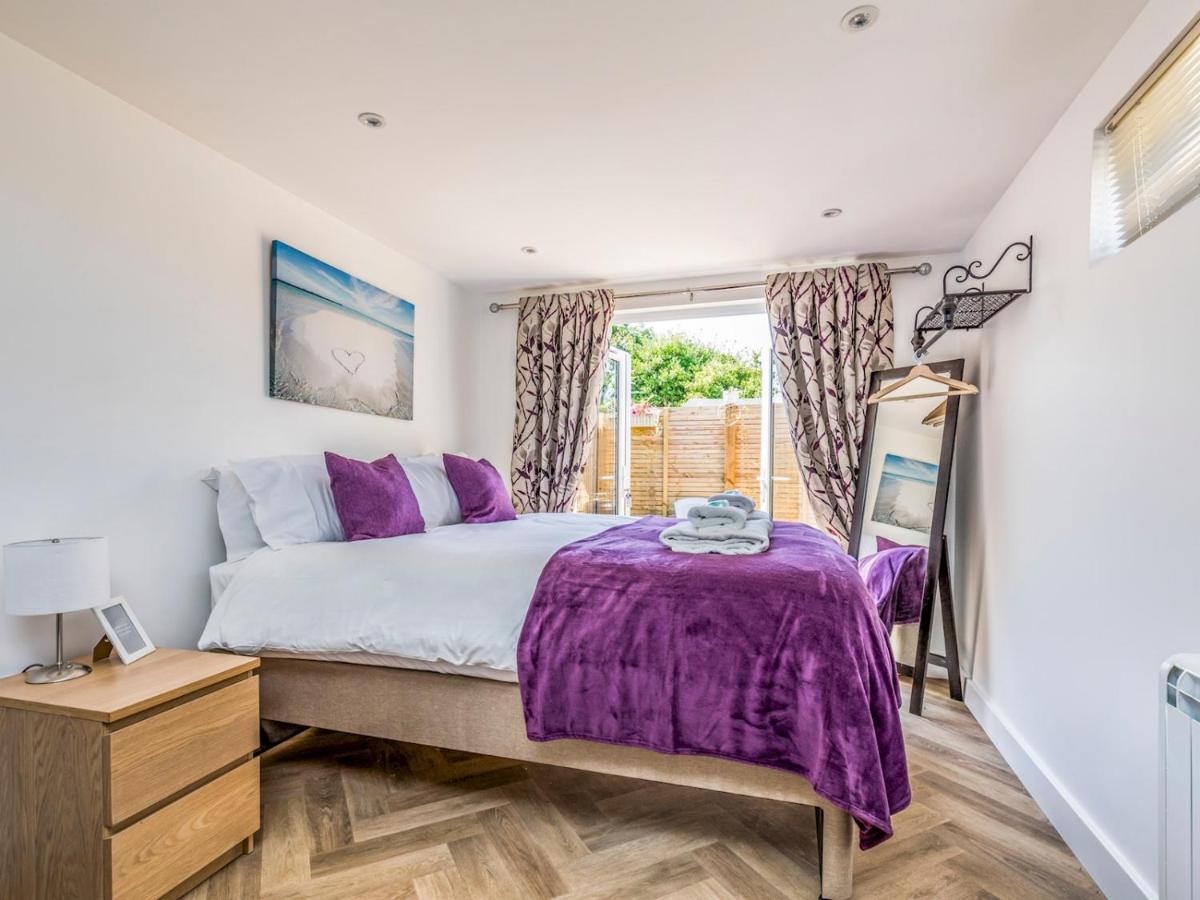 Pass The Keys Charming Chalet A Stones Throw From The Beach Chichester Kültér fotó