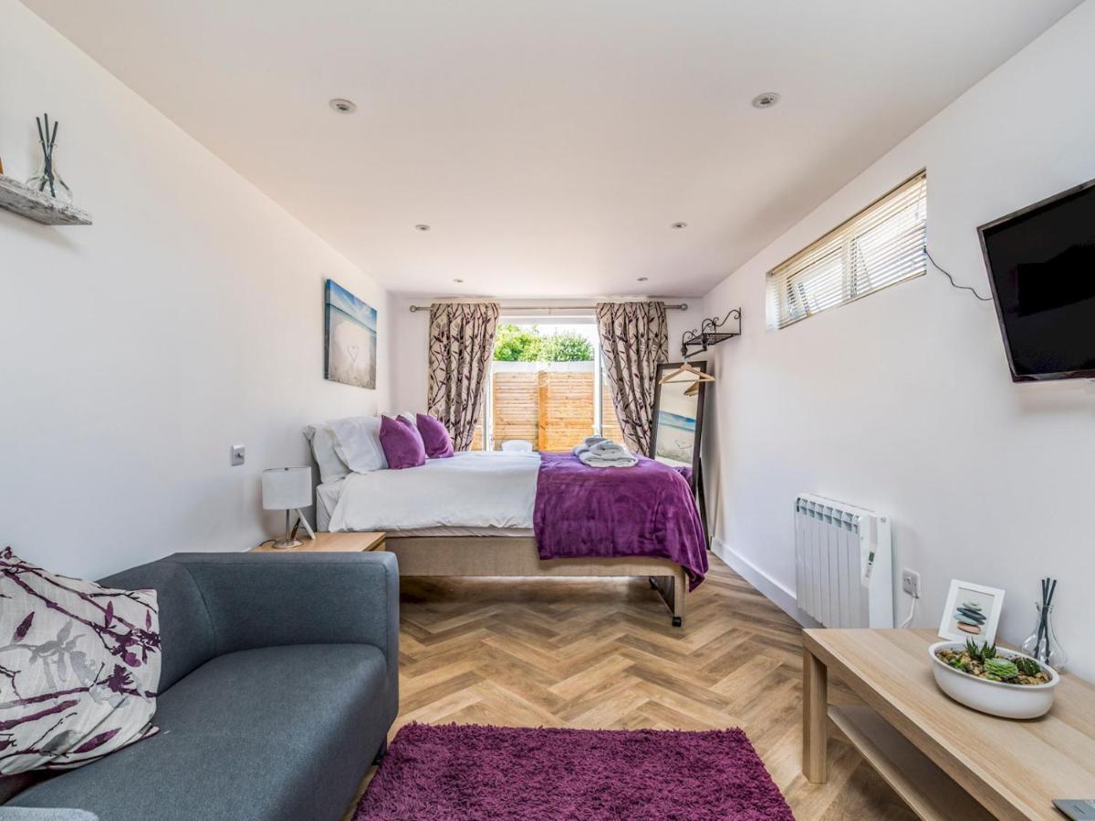 Pass The Keys Charming Chalet A Stones Throw From The Beach Chichester Kültér fotó