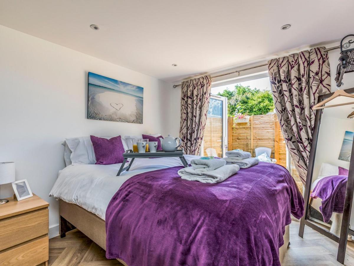 Pass The Keys Charming Chalet A Stones Throw From The Beach Chichester Kültér fotó