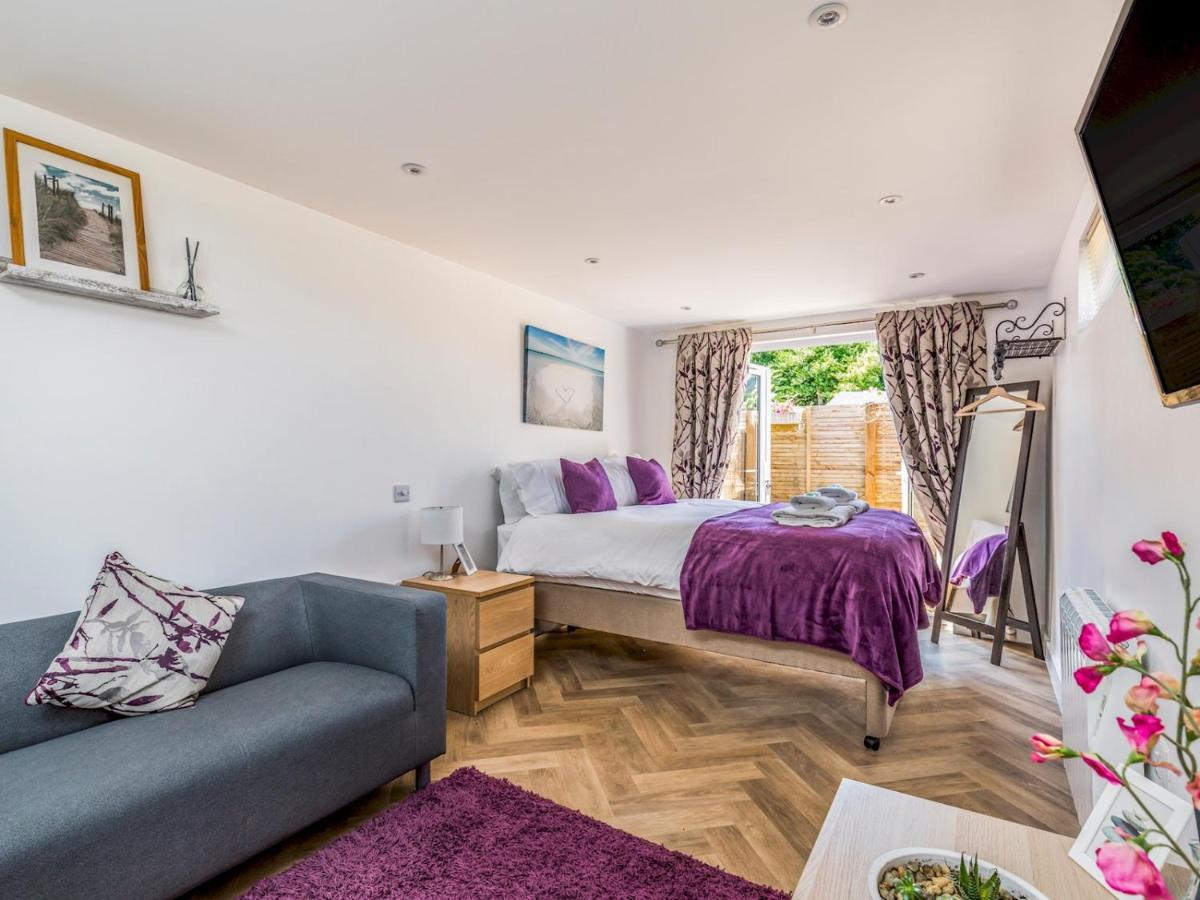 Pass The Keys Charming Chalet A Stones Throw From The Beach Chichester Kültér fotó