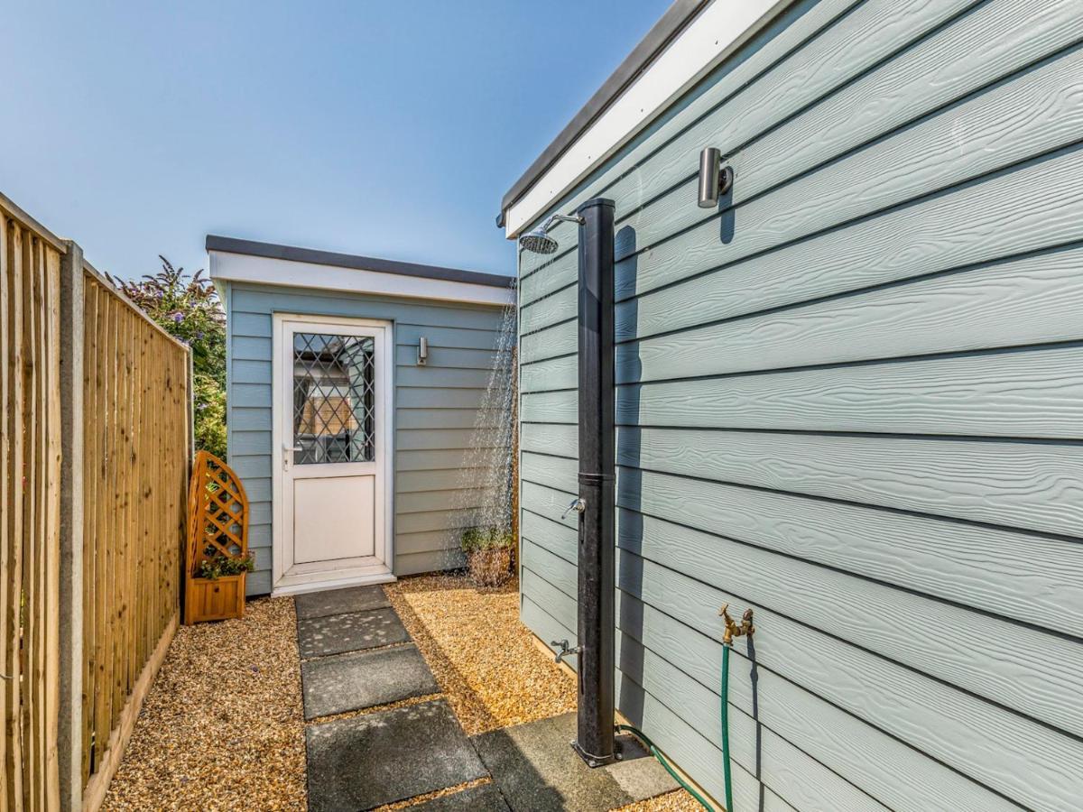 Pass The Keys Charming Chalet A Stones Throw From The Beach Chichester Kültér fotó