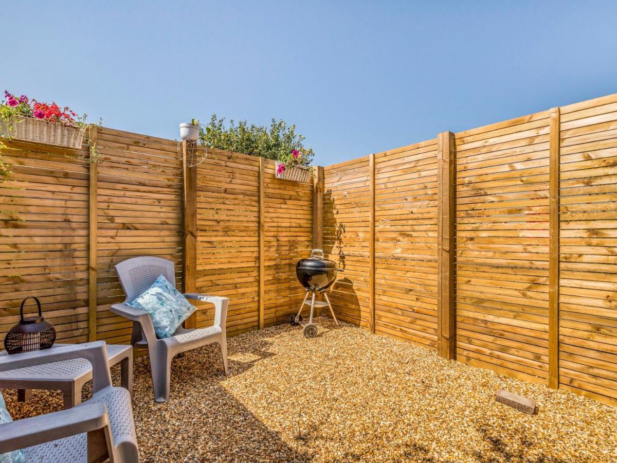Pass The Keys Charming Chalet A Stones Throw From The Beach Chichester Kültér fotó