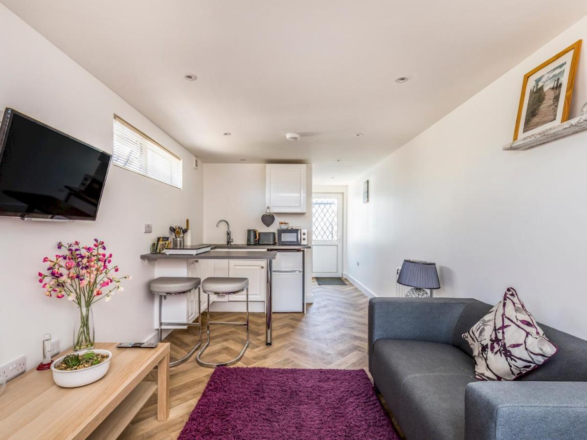 Pass The Keys Charming Chalet A Stones Throw From The Beach Chichester Kültér fotó