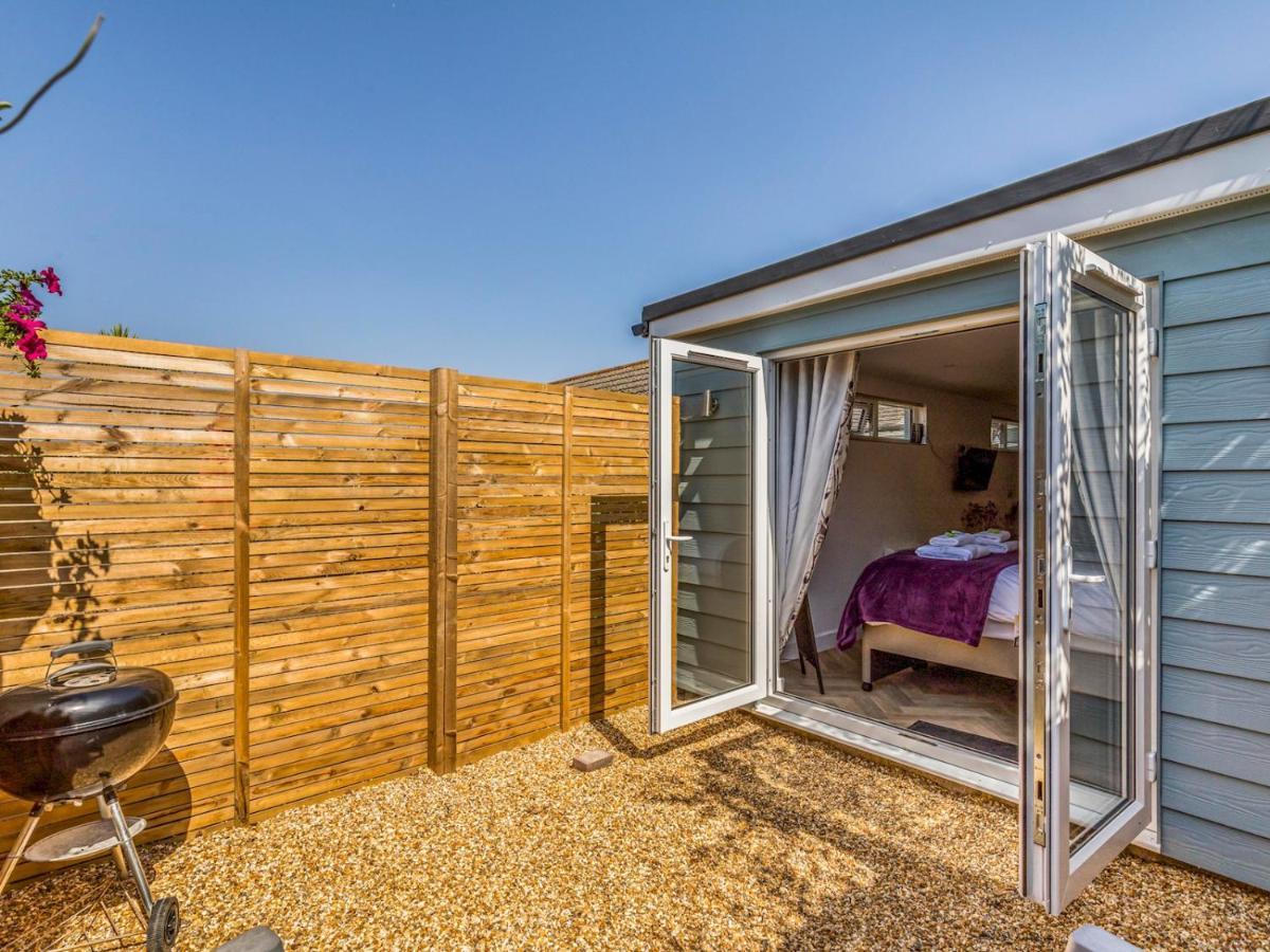 Pass The Keys Charming Chalet A Stones Throw From The Beach Chichester Kültér fotó
