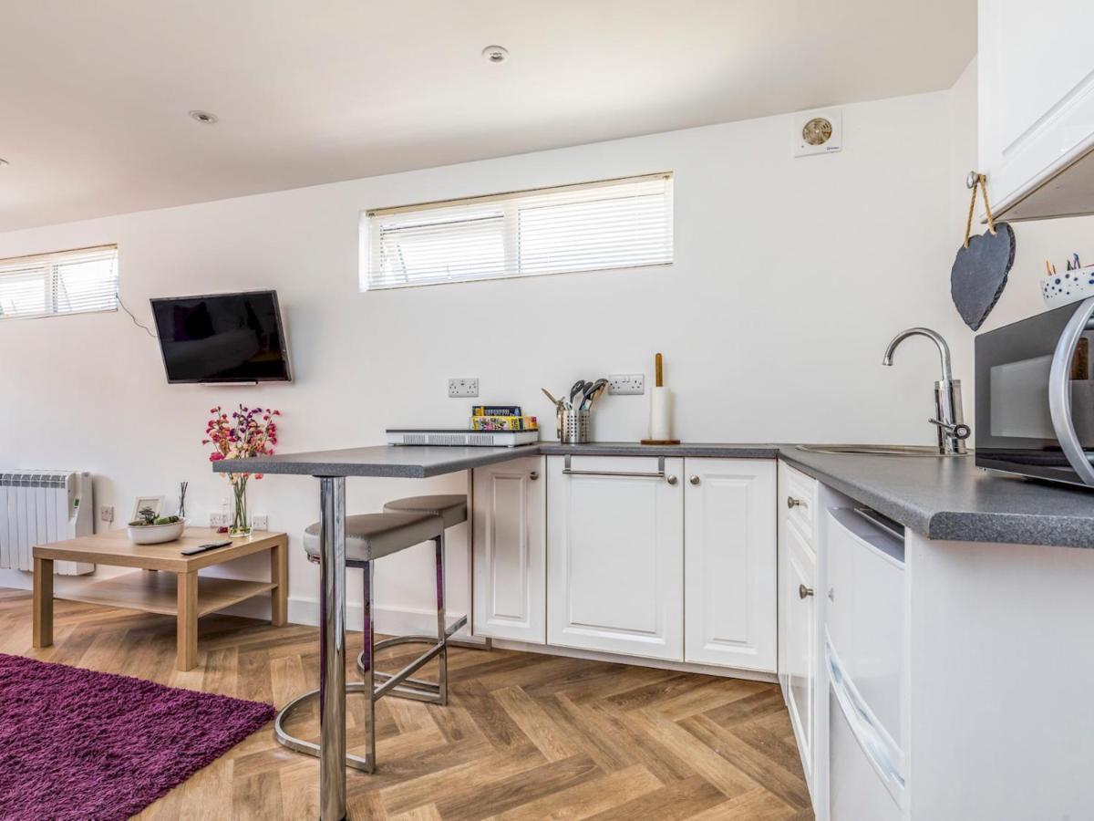 Pass The Keys Charming Chalet A Stones Throw From The Beach Chichester Kültér fotó