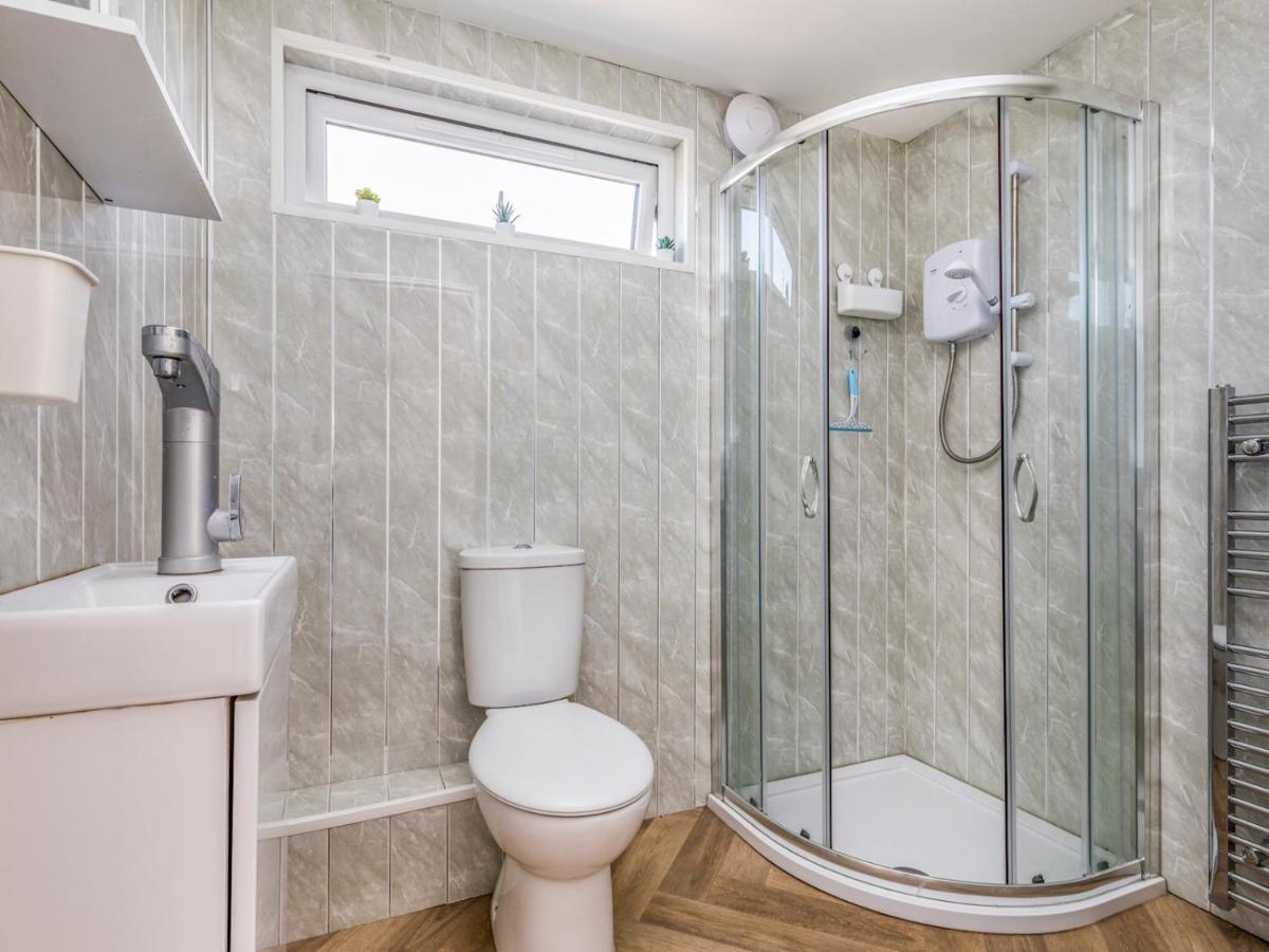 Pass The Keys Charming Chalet A Stones Throw From The Beach Chichester Kültér fotó