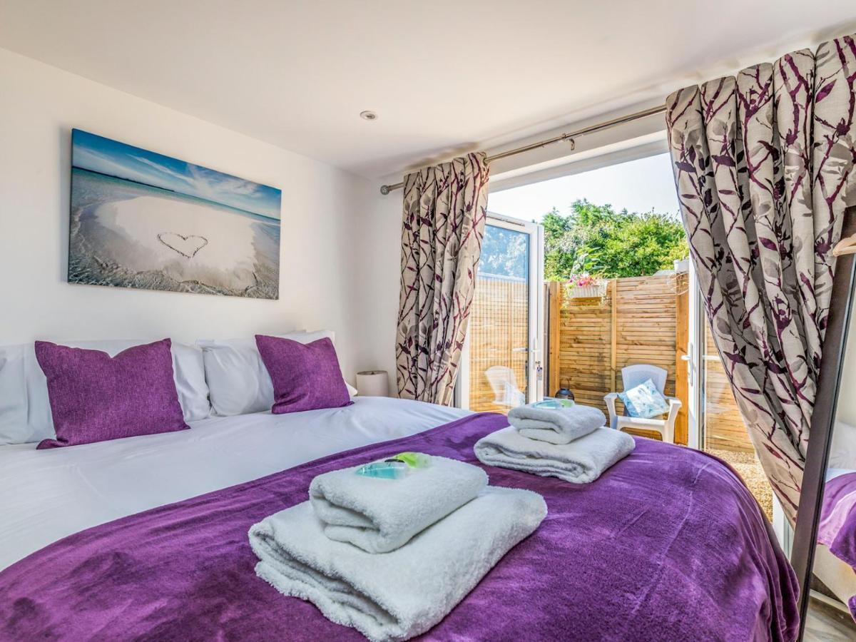 Pass The Keys Charming Chalet A Stones Throw From The Beach Chichester Kültér fotó