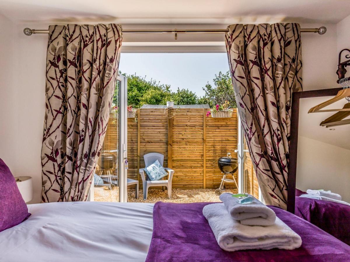Pass The Keys Charming Chalet A Stones Throw From The Beach Chichester Kültér fotó