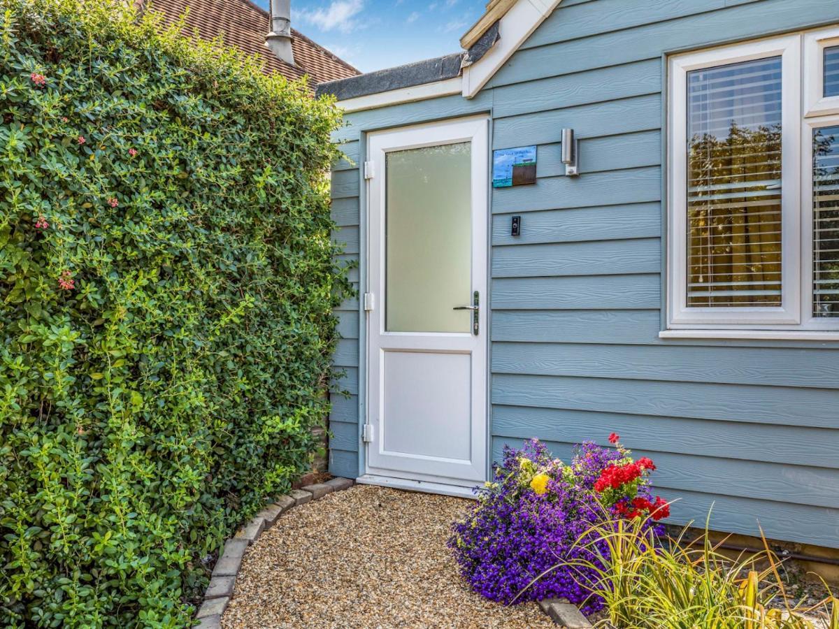 Pass The Keys Charming Chalet A Stones Throw From The Beach Chichester Kültér fotó