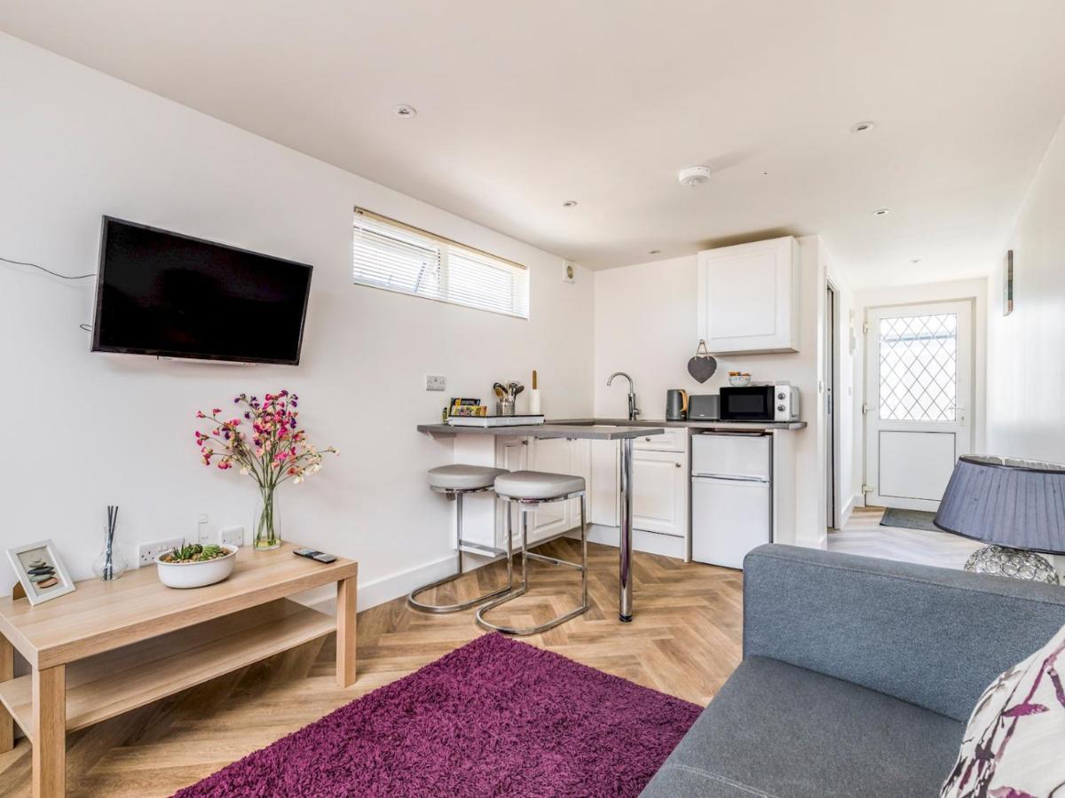 Pass The Keys Charming Chalet A Stones Throw From The Beach Chichester Kültér fotó