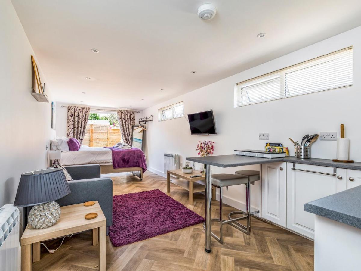 Pass The Keys Charming Chalet A Stones Throw From The Beach Chichester Kültér fotó